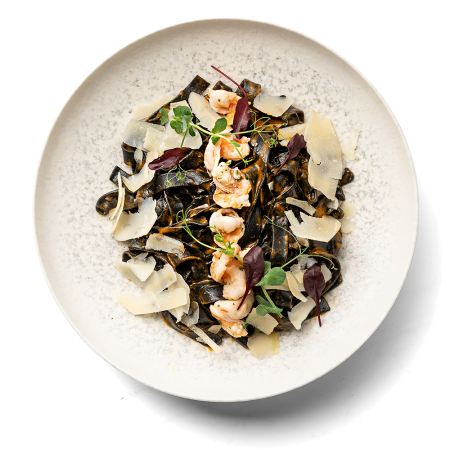 Crni fettuccini s kozicama